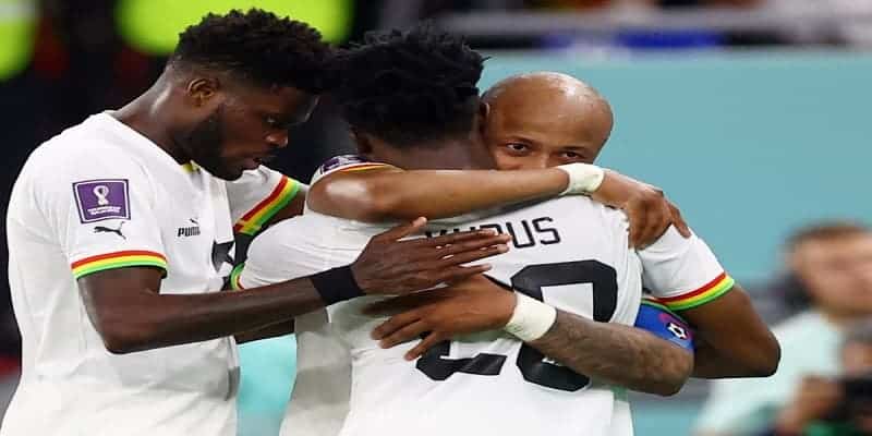 Son và đồng đội của mình chính thức bị dẫn trước 2-0 sau khi kết thúc hiệp 1